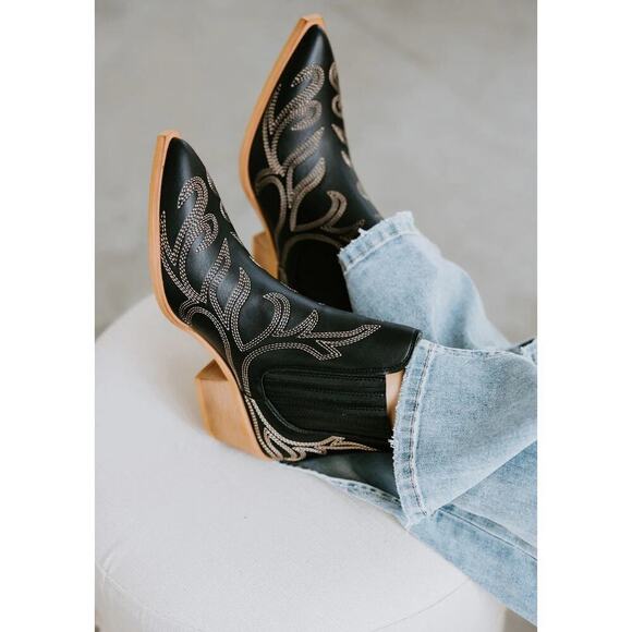 Mi.iM Miracle Miles Women's Black Leather Pointed Toe Bryce Western Boots Size 9 - Picture 1 of 7